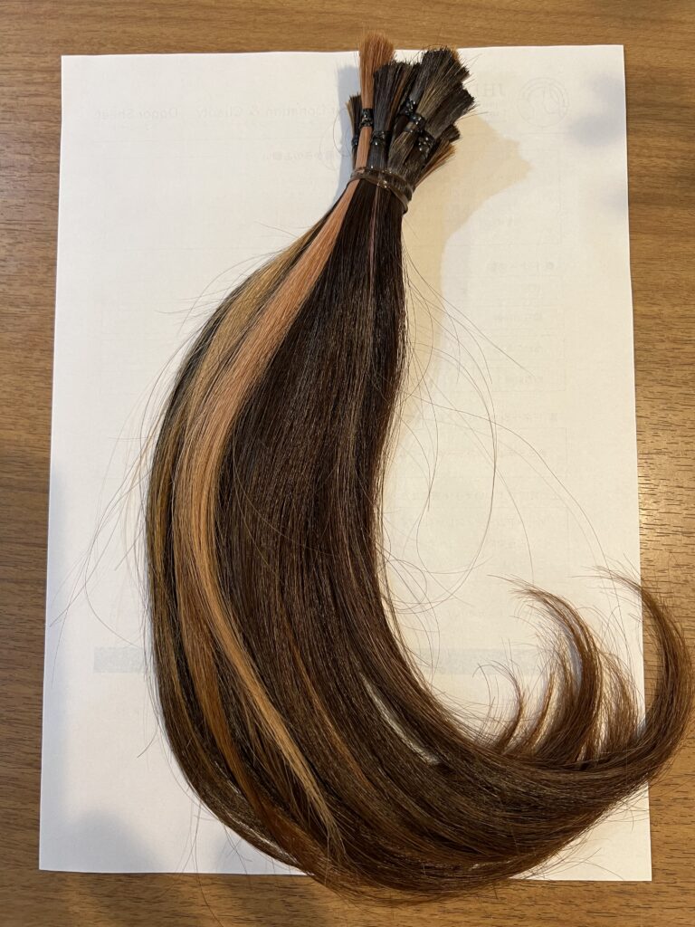 ヘアドネーションの条件
・32センチ以上の髪の長さが必要です。
・カット代＋郵送料金別途負担。