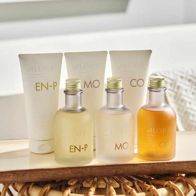 ＜EN-P / Enzymatic PLEX Repair＞
新たなアイテムとして、酵素によるプレックスケアを可能にした新処方の「EN-P」シリーズを✨New Drop ✨

＜MO / Moist Charge＞
ヘアカラーをみずみずしく長持ちさせる「MO」シリーズの処方を✨アップデート✨

＜CO / Control Fit＞
広がり・ハネ・クセの強い髪もさらりとまとまる髪へ導く「CO」シリーズの処方を✨アップデート✨
