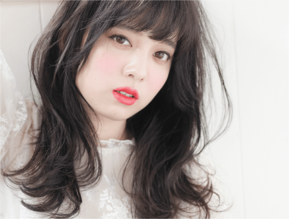 ロング ふんわりパーマ女性 画像