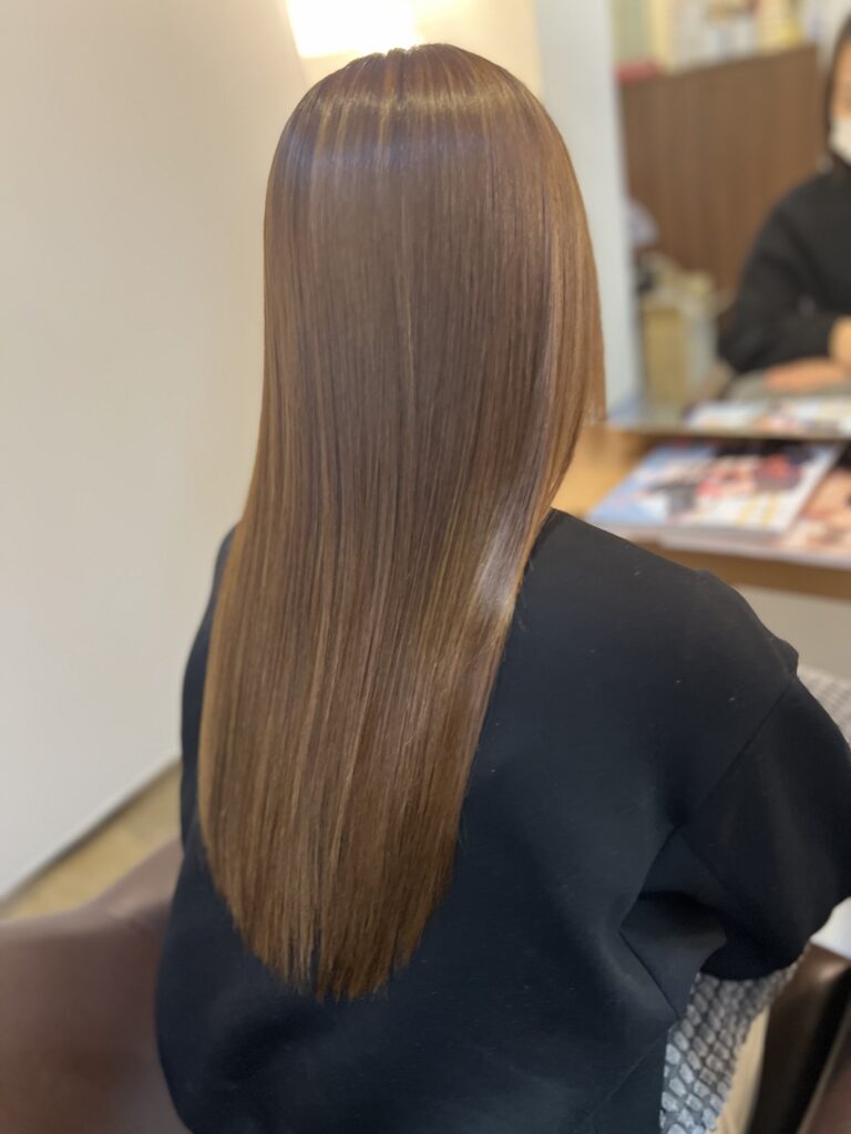 岸和田アンジュルエダの髪質改善ブレンドトリートメント施術後の艶とまとまりのある美髪
