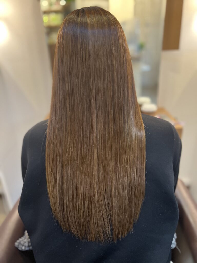 岸和田アンジュルエダの髪質改善で美髪形成とダメージ補修を行った艶髪の仕上がり