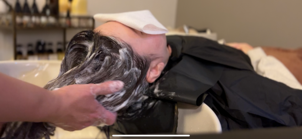 岸和田アンジュルエダのフルフラットシャンプー台で行うシャンプーとアロマヘッドスパの施術風景